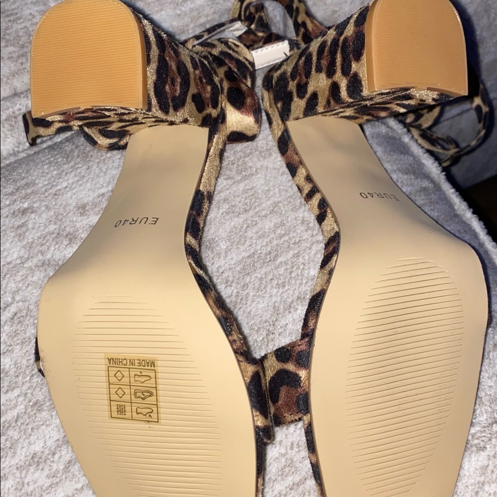Leopard Pattern Chunky Heeled Sandals - Picture 4 of 6